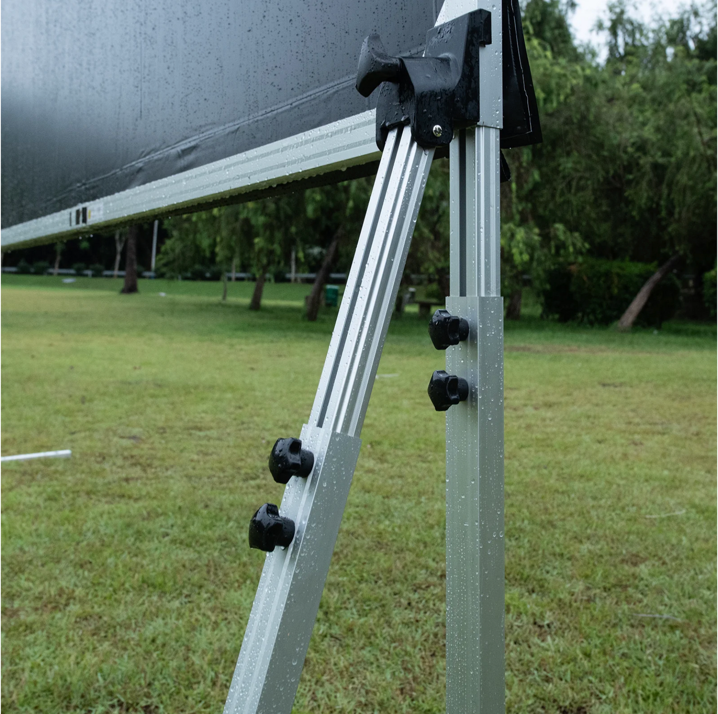 Support Legs Kit outdoor screen — stabilizacja na wietrze, pokrętła szybkiego blokowania | SounDemo