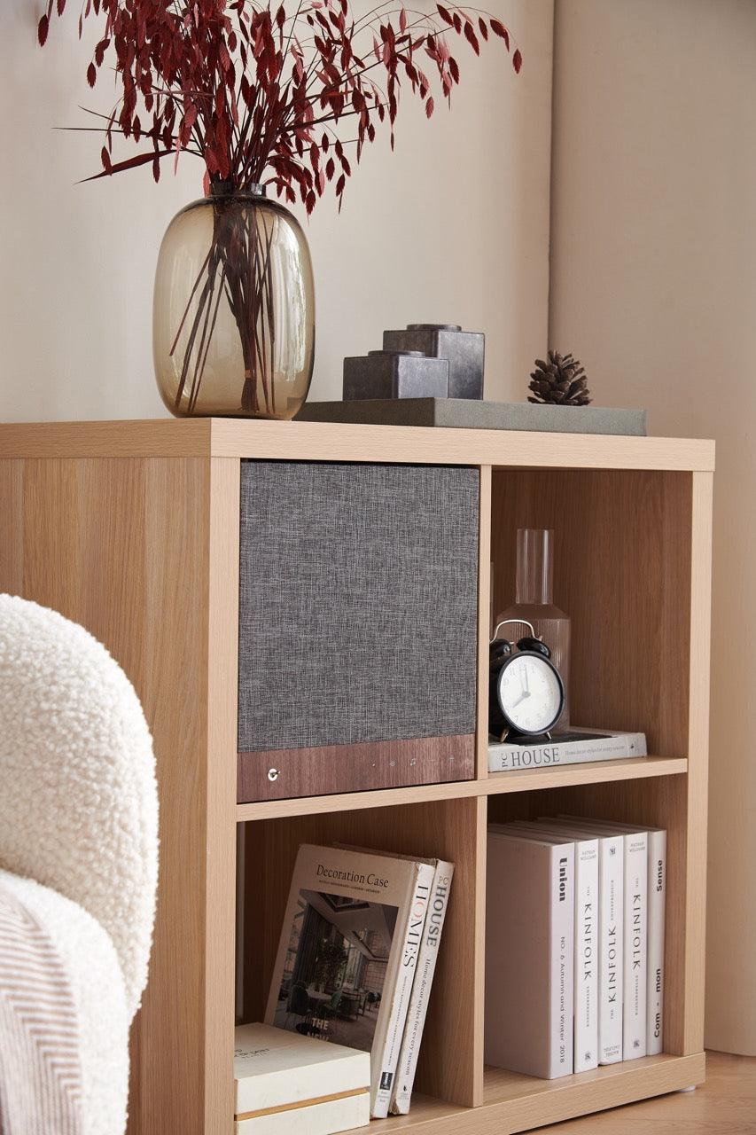 Głośnik Tangent Spectrum Square na pólce Ikea