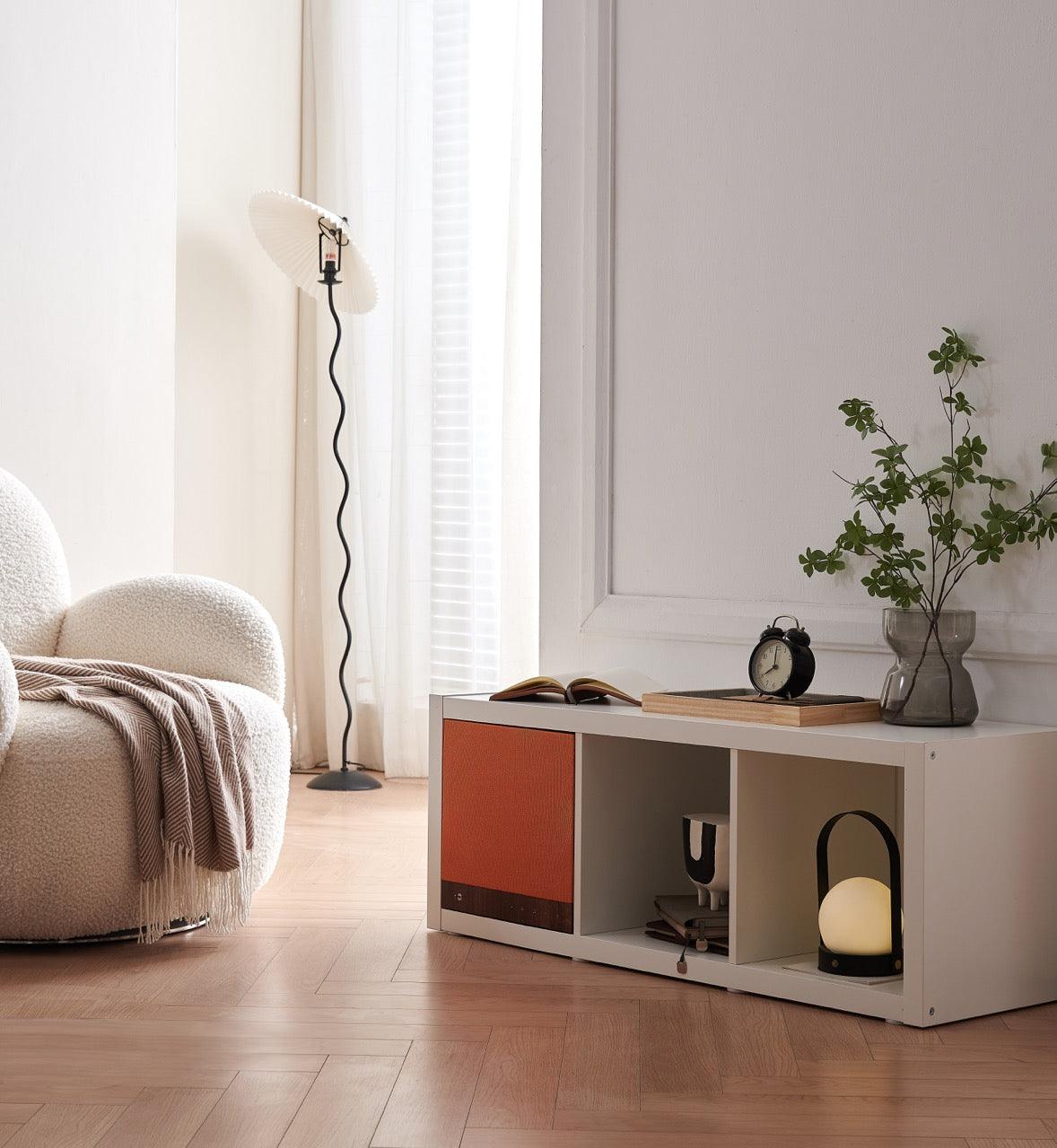 Głośnik Tangent Spectrum Square na pólce Ikea