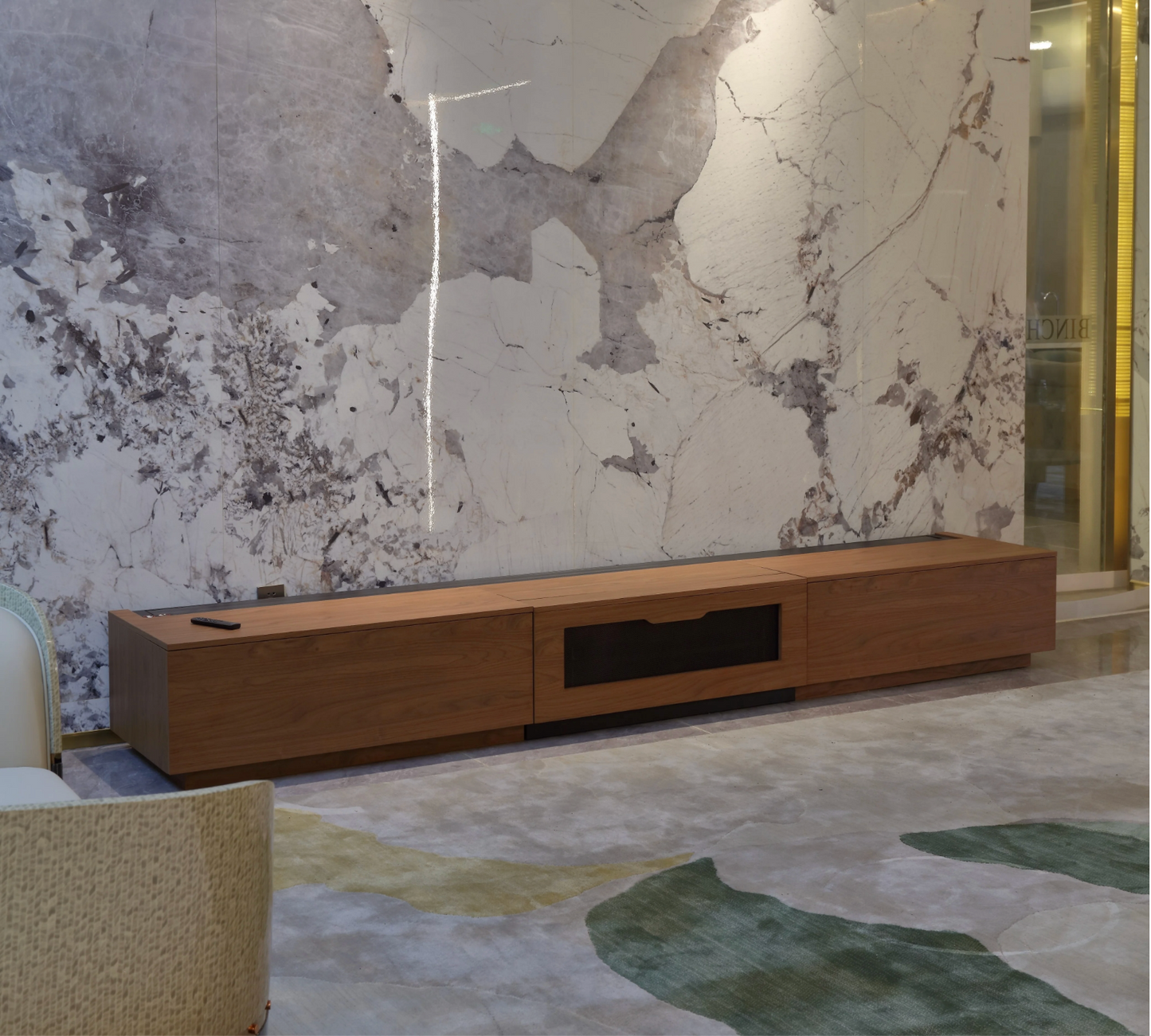 Zmechanizowany ekran UST ALR Screen Pro wysunięty z szafki kompozytowej | SounDemo