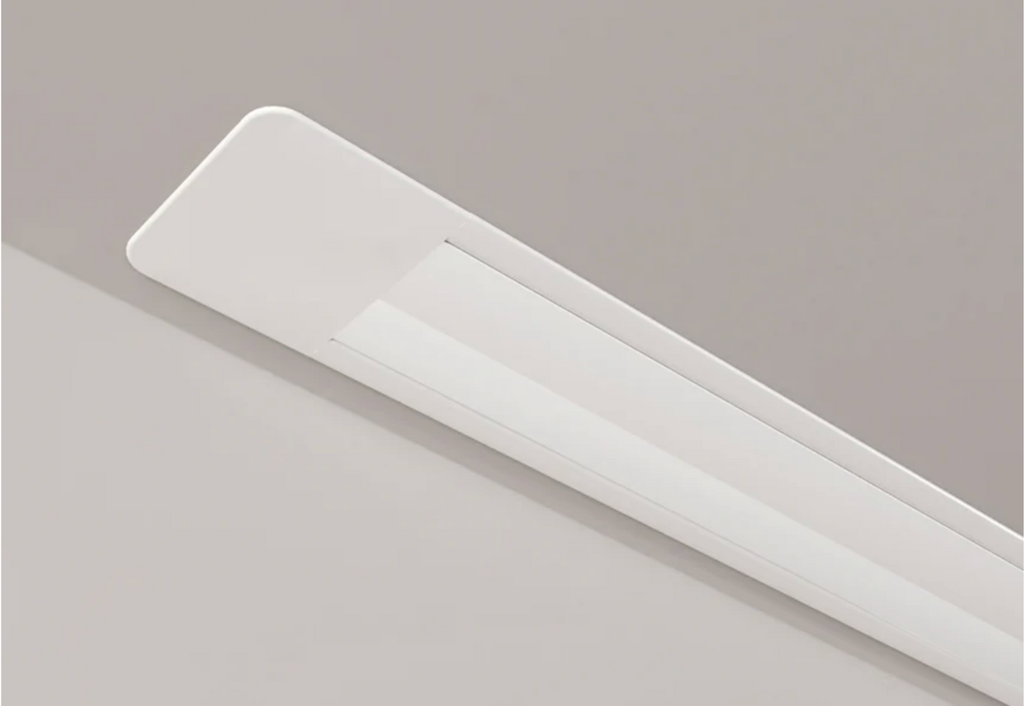 Ekran TI in-ceiling — opuszczony bezszelestnie w nowoczesnym salonie | SounDemo