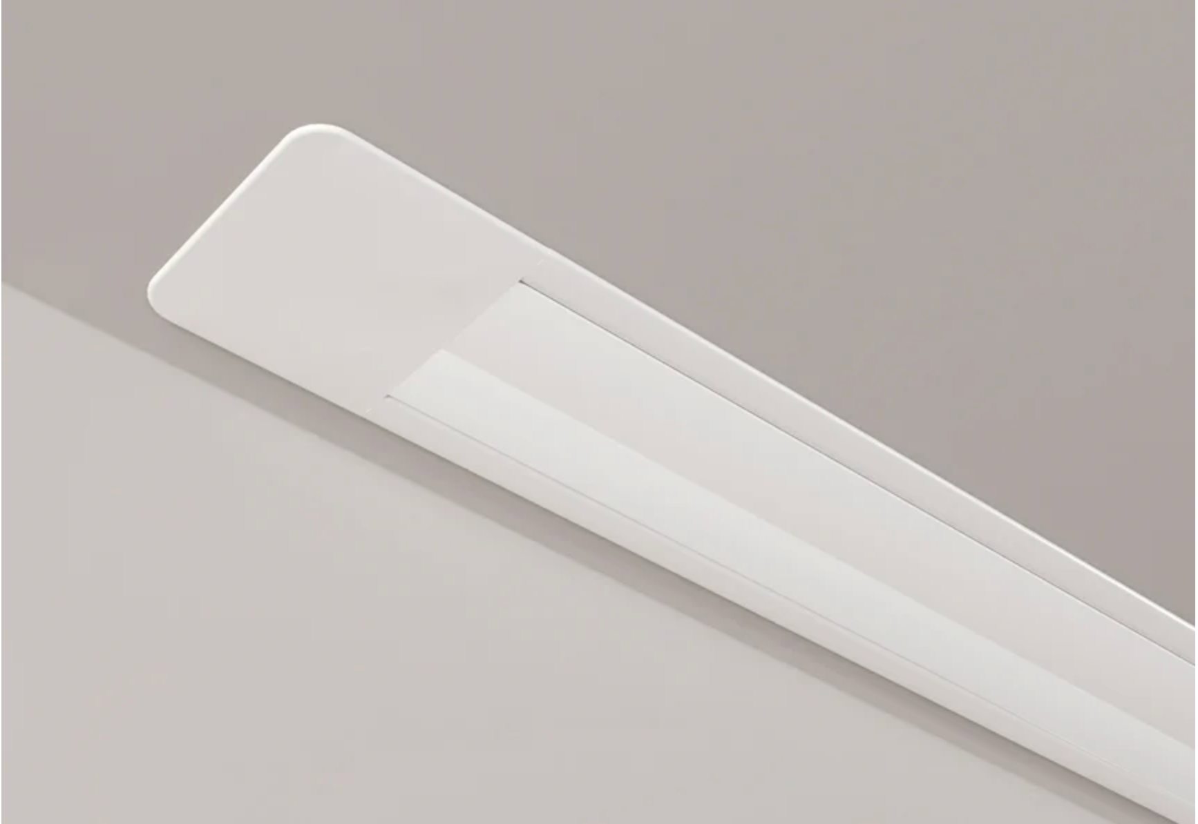 Ekran TI in-ceiling — opuszczony bezszelestnie w nowoczesnym salonie | SounDemo
