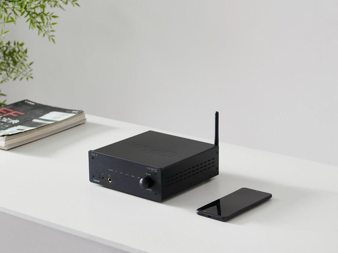 Przetwornik cyfrowo-analogowy Tangent DAC II na stole 